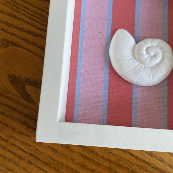 Cute framed picture of a shell for that beach house esthetic. - Picture 6 of 10